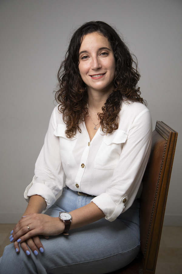 Elena Castela, psicóloga integradora especializada en trauma, apego y salud mental perinatal